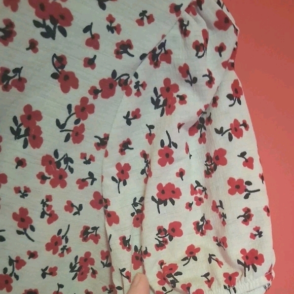 Suzy Shier Floral Puff Sleeve Blouse - Cream and Red - Picture 2 of 6